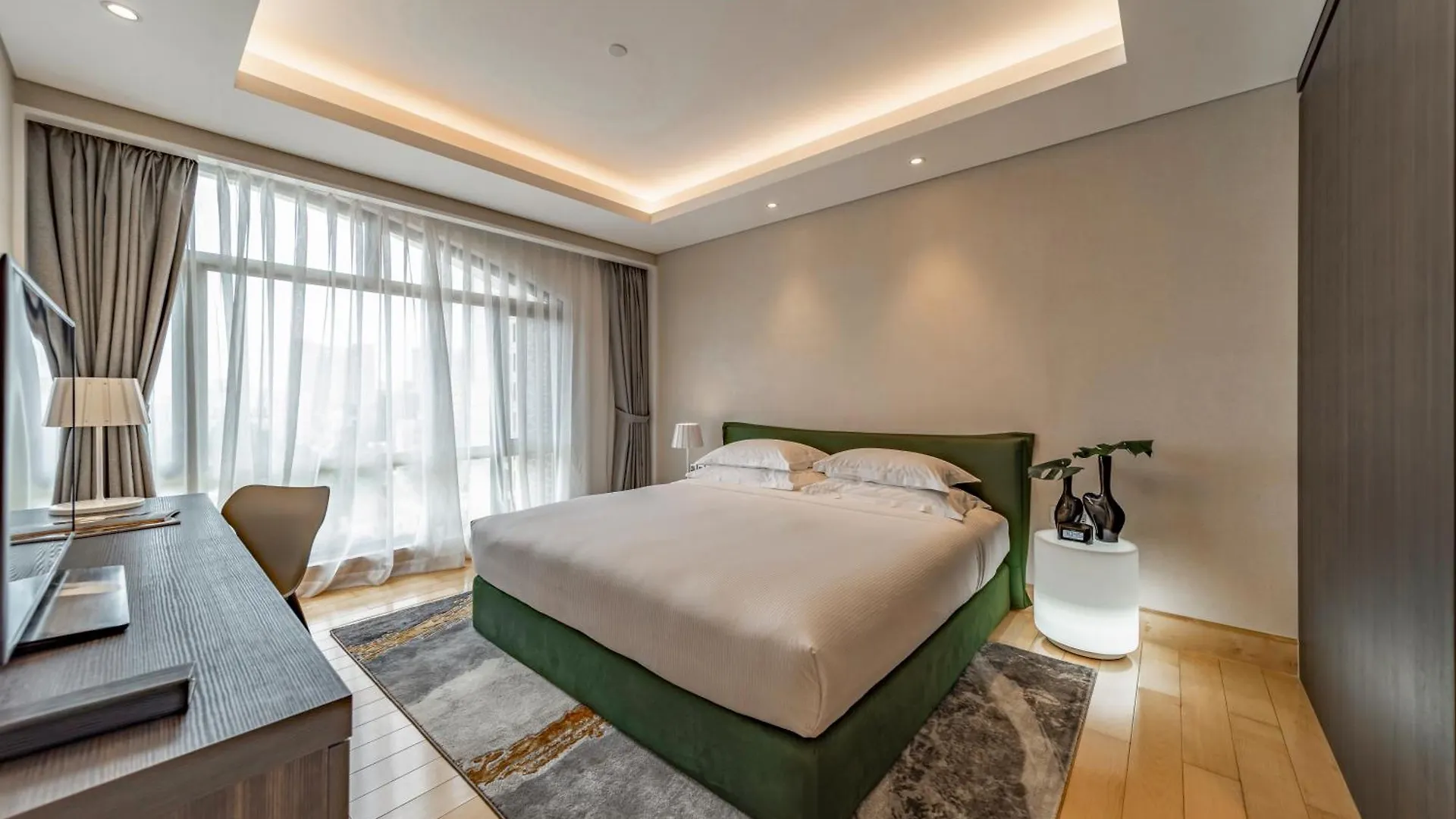 Sherwood Suites Ho Chi Minh City 5*,