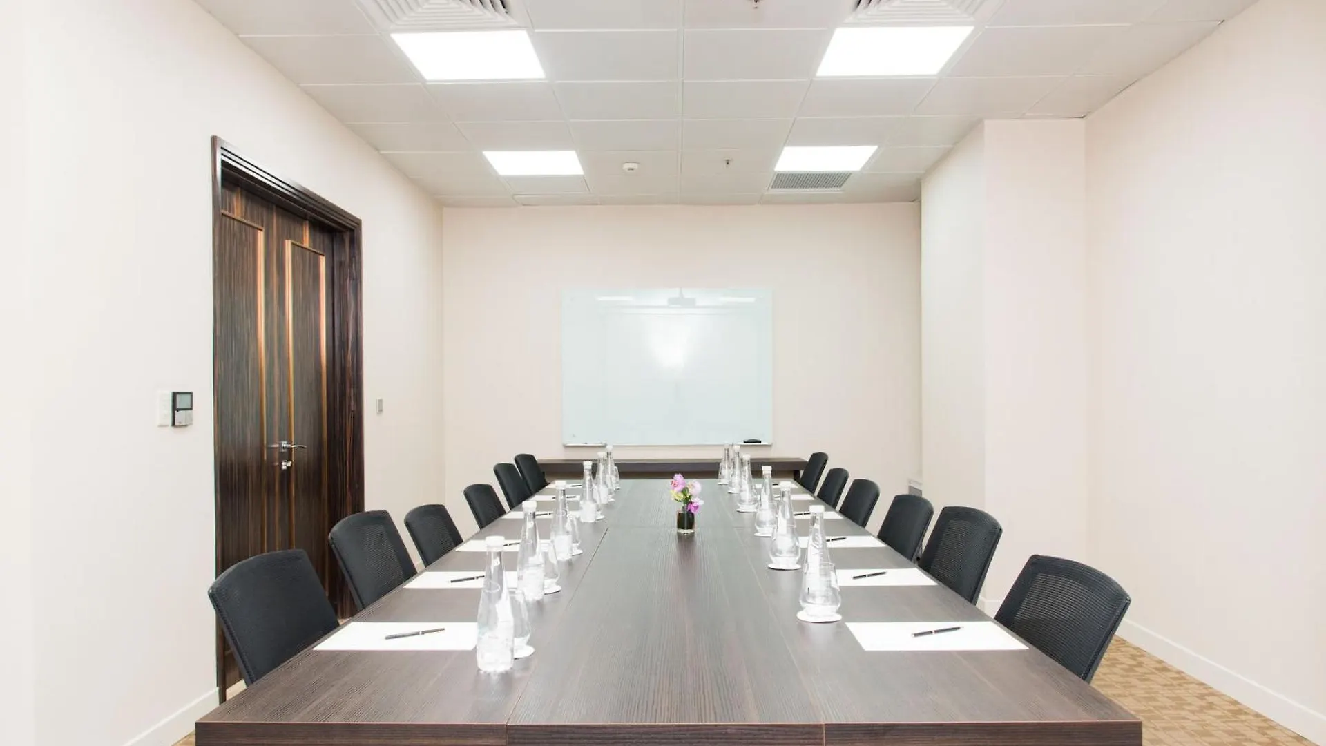 Sherwood Suites Ho Chi Minh City Aparthotel